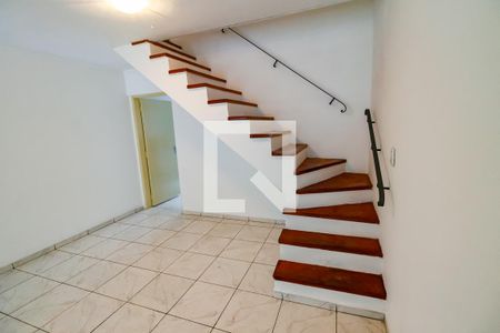 Escada acesso quartos de casa para alugar com 2 quartos, 80m² em Jardim Taboão, São Paulo