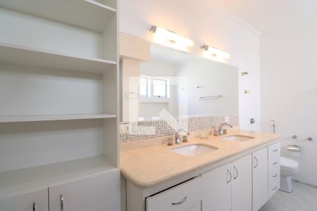 Casa à venda com 790m², 4 quartos e 6 vagasBanheiro da Suíte 2