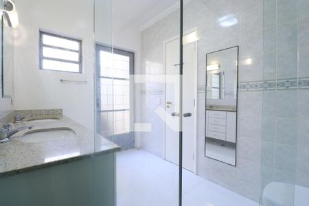 Casa à venda com 790m², 4 quartos e 6 vagasBanheiro da Suíte 4