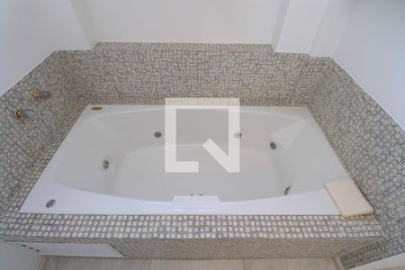 Casa à venda com 790m², 4 quartos e 6 vagasBanheira da suite 2