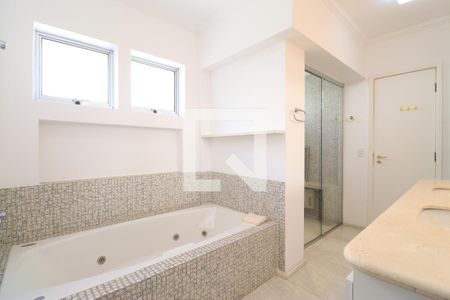 Casa à venda com 790m², 4 quartos e 6 vagasBanheiro da Suíte 2