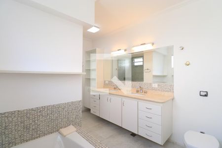 Casa à venda com 790m², 4 quartos e 6 vagasBanheiro da Suíte 2