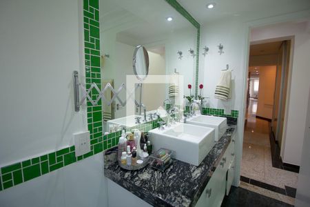 Apartamento à venda com 216m², 4 quartos e 3 vagasBanheiro