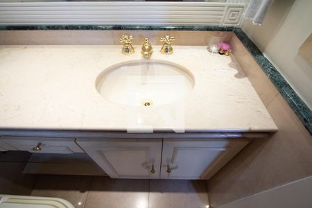 Apartamento à venda com 335m², 4 quartos e 6 vagasBanheiro da Suíte 1