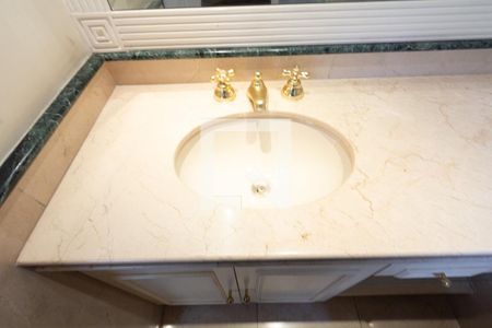 Apartamento à venda com 335m², 4 quartos e 6 vagasBanheiro da Suíte 2