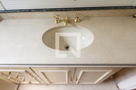 Apartamento à venda com 335m², 4 quartos e 6 vagasBanheiro da Suíte 3