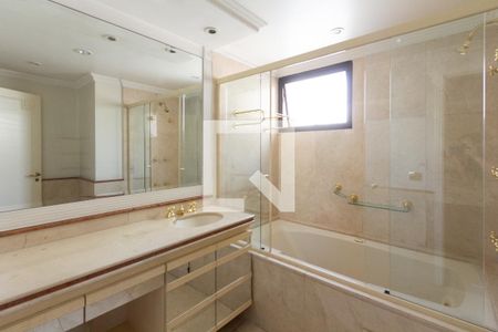 Apartamento à venda com 335m², 4 quartos e 6 vagasBanheiro da Suíte 4