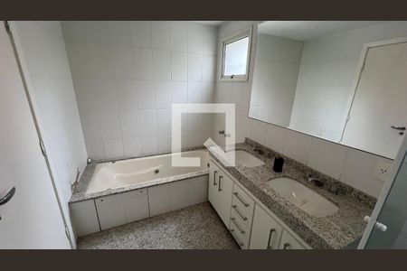 Apartamento para alugar com 262m², 3 quartos e 4 vagas Apartamento para alugar com 262m², 3 quartos e 4 vagasBanheiro da suite 3