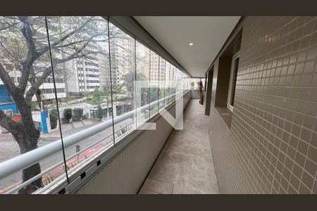 Apartamento para alugar com 262m², 3 quartos e 4 vagas Apartamento para alugar com 262m², 3 quartos e 4 vagasVaranda