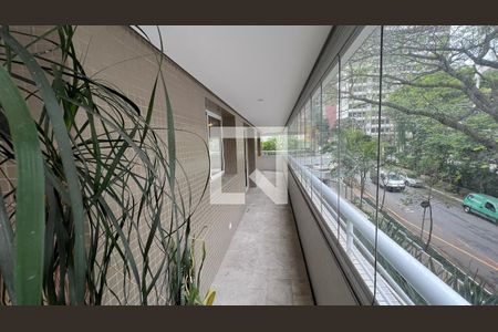 Apartamento para alugar com 262m², 3 quartos e 4 vagas Apartamento para alugar com 262m², 3 quartos e 4 vagasVaranda