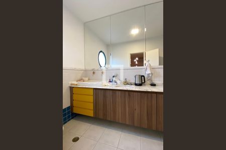 Casa de condomínio à venda com 360m², 4 quartos e 4 vagasBanheiro da Suíte 2