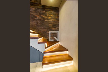 Apartamento à venda com 76m², 1 quarto e 2 vagas Apartamento à venda com 76m², 1 quarto e 2 vagasEscada