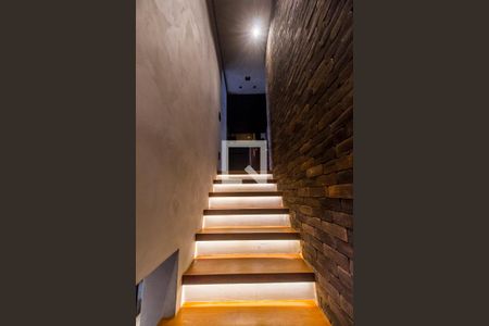 Apartamento à venda com 76m², 1 quarto e 2 vagas Apartamento à venda com 76m², 1 quarto e 2 vagasEscada