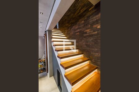 Apartamento à venda com 76m², 1 quarto e 2 vagas Apartamento à venda com 76m², 1 quarto e 2 vagasEscada