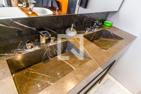 Apartamento à venda com 76m², 1 quarto e 2 vagas Apartamento à venda com 76m², 1 quarto e 2 vagasDetalhe do Banheiro da Suite