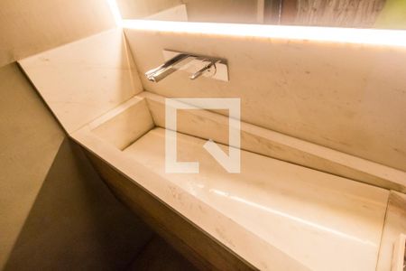 Apartamento à venda com 76m², 1 quarto e 2 vagas Apartamento à venda com 76m², 1 quarto e 2 vagasDetalhe do banheiro