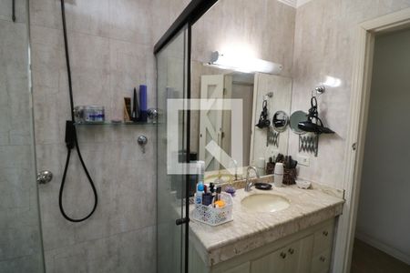 Casa à venda com 300m², 3 quartos e 5 vagasBanheiro do Quarto 1
