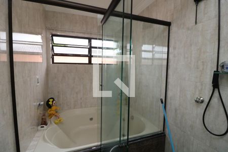 Casa à venda com 300m², 3 quartos e 5 vagasBanheiro do Quarto 1