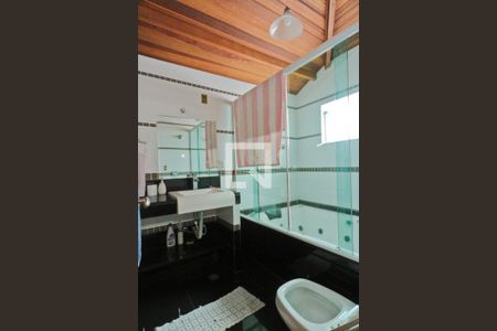 Casa à venda com 338m², 4 quartos e 2 vagasBanheiro da Suíte 1