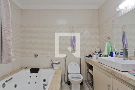 Casa à venda com 338m², 4 quartos e 2 vagasBanheiro da Suíte 2