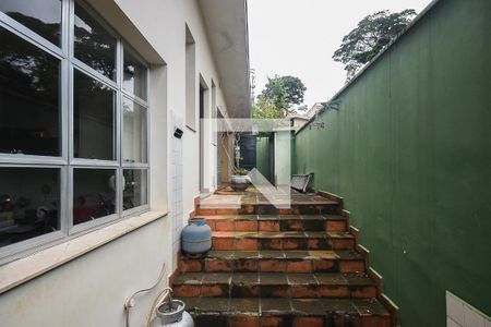 Casa para alugar com 450m², 4 quartos e 5 vagas Casa para alugar com 450m², 4 quartos e 5 vagasLateral