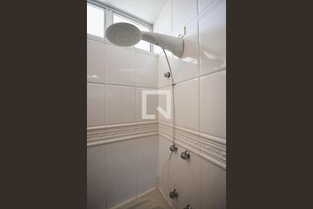 Casa para alugar com 450m², 4 quartos e 5 vagas Casa para alugar com 450m², 4 quartos e 5 vagasChuveiro do Banheiro da Suíte 1