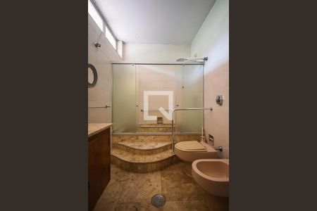 Casa para alugar com 450m², 4 quartos e 5 vagas Casa para alugar com 450m², 4 quartos e 5 vagasBanheiro Suíte 2