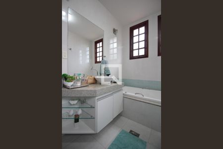 Casa à venda com 320m², 3 quartos e 4 vagasBanheiro da Suite