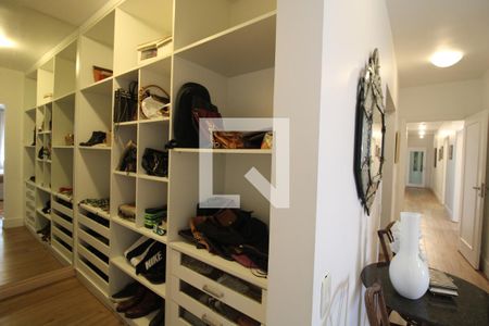 Apartamento à venda com 411m², 4 quartos e 3 vagasCloset