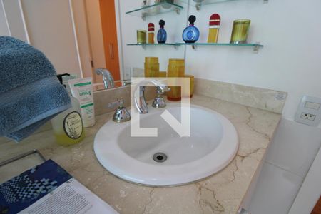 Apartamento à venda com 411m², 4 quartos e 3 vagasBanheiro da Suíte 2