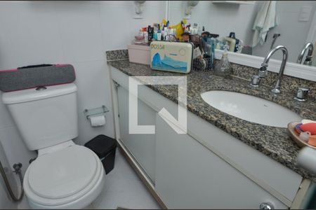 Apartamento à venda com 72m², 2 quartos e 3 vagas Apartamento à venda com 72m², 2 quartos e 3 vagasBanheiro da Suíte