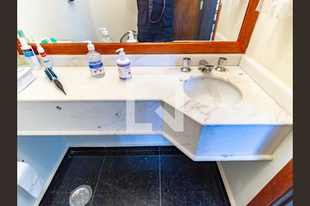 Casa à venda com 300m², 4 quartos e 3 vagas Casa à venda com 300m², 4 quartos e 3 vagasLavabo