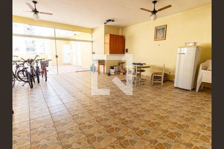 Casa à venda com 300m², 4 quartos e 3 vagas Casa à venda com 300m², 4 quartos e 3 vagasTerraço