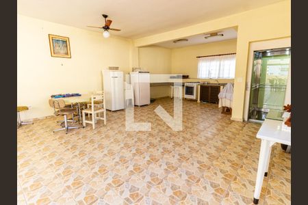 Casa à venda com 300m², 4 quartos e 3 vagas Casa à venda com 300m², 4 quartos e 3 vagasTerraço