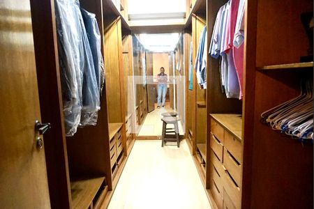 Apartamento à venda com 331m², 4 quartos e 4 vagas Apartamento à venda com 331m², 4 quartos e 4 vagasCloset