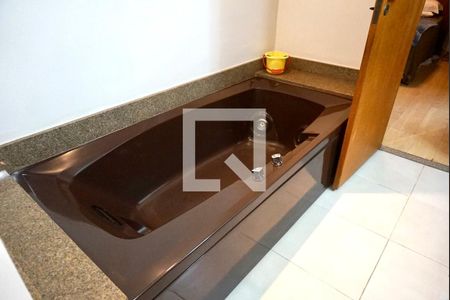 Apartamento à venda com 331m², 4 quartos e 4 vagas Apartamento à venda com 331m², 4 quartos e 4 vagasBanheiro suite 1