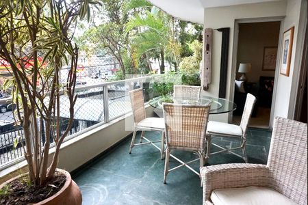 Apartamento à venda com 331m², 4 quartos e 4 vagas Apartamento à venda com 331m², 4 quartos e 4 vagasVaranda