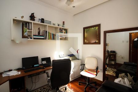 Casa à venda com 396m², 4 quartos e 6 vagas Casa à venda com 396m², 4 quartos e 6 vagasEscritório