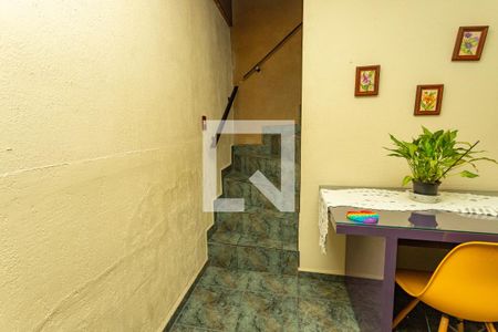 Casa à venda com 163m², 4 quartos e 2 vagas Casa à venda com 163m², 4 quartos e 2 vagasEscada