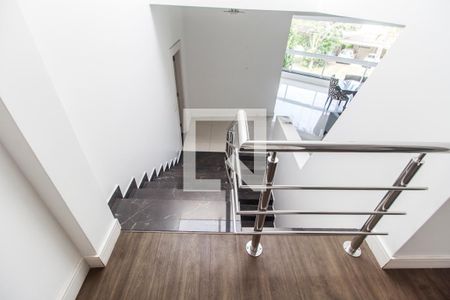 Casa de condomínio à venda com 400m², 4 quartos e 6 vagas Casa de condomínio à venda com 400m², 4 quartos e 6 vagasEscada