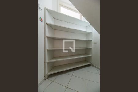 Casa de condomínio à venda com 400m², 4 quartos e 6 vagas Casa de condomínio à venda com 400m², 4 quartos e 6 vagasÁrea de Serviço