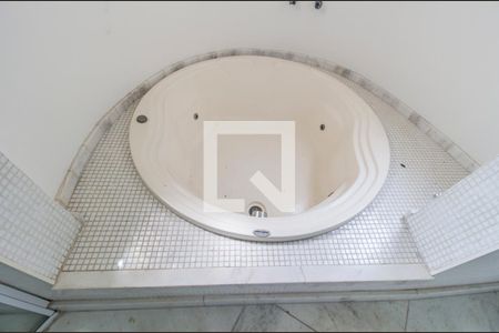 Casa de condomínio à venda com 400m², 4 quartos e 6 vagas Casa de condomínio à venda com 400m², 4 quartos e 6 vagasDetalhe do Banheiro da Suite