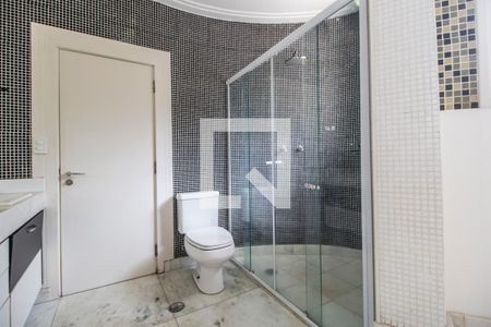 Casa de condomínio à venda com 400m², 4 quartos e 6 vagas Casa de condomínio à venda com 400m², 4 quartos e 6 vagasBanheiro da Suíte da master