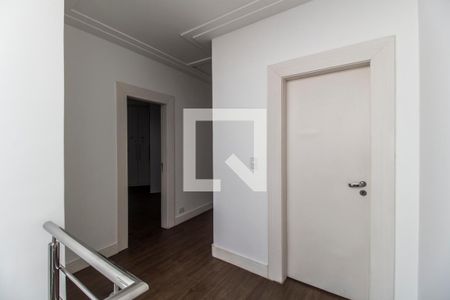 Casa de condomínio à venda com 400m², 4 quartos e 6 vagas Casa de condomínio à venda com 400m², 4 quartos e 6 vagasEscada