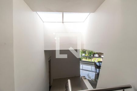 Casa de condomínio à venda com 400m², 4 quartos e 6 vagas Casa de condomínio à venda com 400m², 4 quartos e 6 vagasEscada