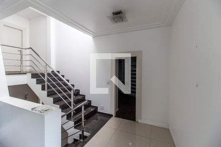 Casa de condomínio à venda com 400m², 4 quartos e 6 vagas Casa de condomínio à venda com 400m², 4 quartos e 6 vagasEscada