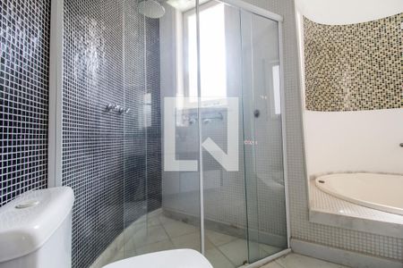 Casa de condomínio à venda com 400m², 4 quartos e 6 vagas Casa de condomínio à venda com 400m², 4 quartos e 6 vagasBanheiro da Suíte da master