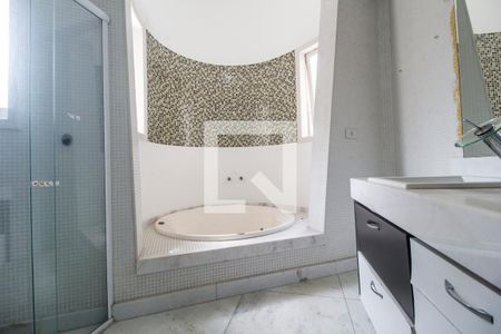 Casa de condomínio à venda com 400m², 4 quartos e 6 vagas Casa de condomínio à venda com 400m², 4 quartos e 6 vagasBanheiro da Suíte da master