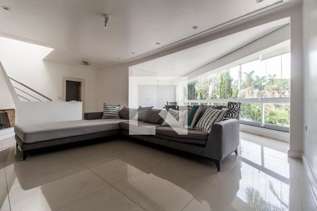 Casa de condomínio à venda com 400m², 4 quartos e 6 vagas Casa de condomínio à venda com 400m², 4 quartos e 6 vagasSala de TV