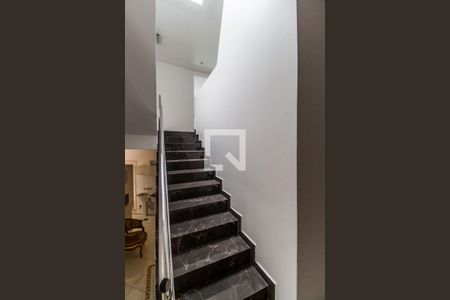 Casa de condomínio à venda com 400m², 4 quartos e 6 vagas Casa de condomínio à venda com 400m², 4 quartos e 6 vagasEscada